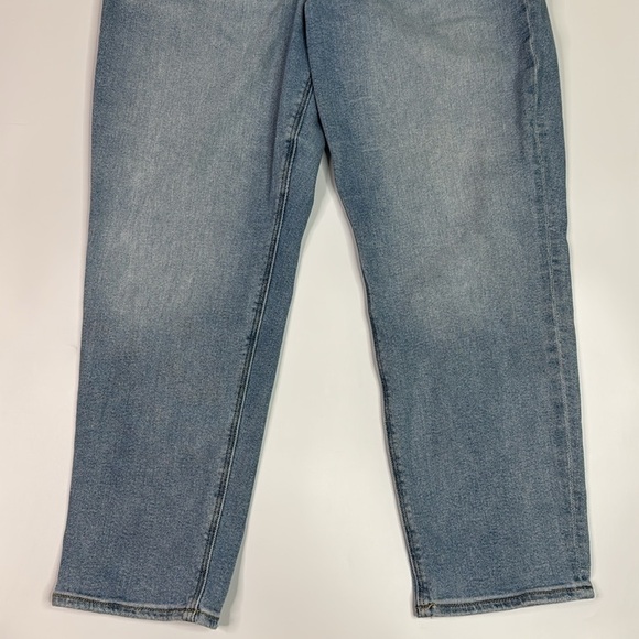 American Eagle Curvy Mom Jean Light Wash Size 10 Short - Picture 3 of 11